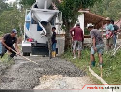 Warga Paopale Laok Sulap Jalan Berlumpur Jadi Mulus Lewat Swadaya dan Live TikTok