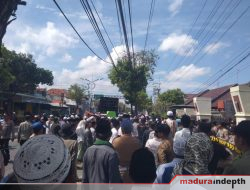 Ratusan Massa Gelar Aksi di Depan PN Sampang, Tuntut Hukuman Berat Pelaku Kekerasan terhadap Guru Tugas