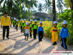 MPLS SDN Lenteng Barat 4 Ditutup dengan Jalan-Jalan Sehat Bertabur Door Prize