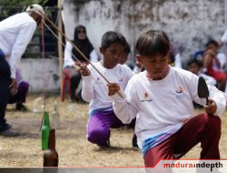 Di Pesisir Sampang, Kemerdekaan Tumbuh dari Tawa dan Kebersamaan Warga