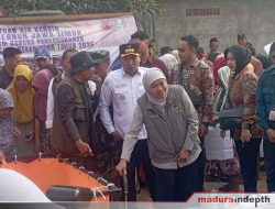 Gubernur Turun Isi Jerigen Warga Sampang, 11 Ribu Liter Air Bersih Disalurkan