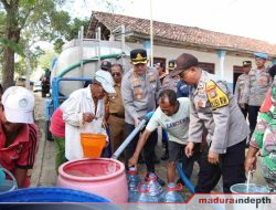 Peduli Dampak Kemarau, Kapolresta Sumenep Bagikan Ribuan Liter Air Bersih untuk Warga Pelosok
