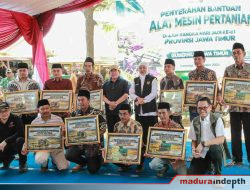 Hari Jadi ke-81 Jatim, Gubernur Khofifah Pimpin Sapa Bansos dan Bakti Sosial di Pantai Salopeng Sumenep