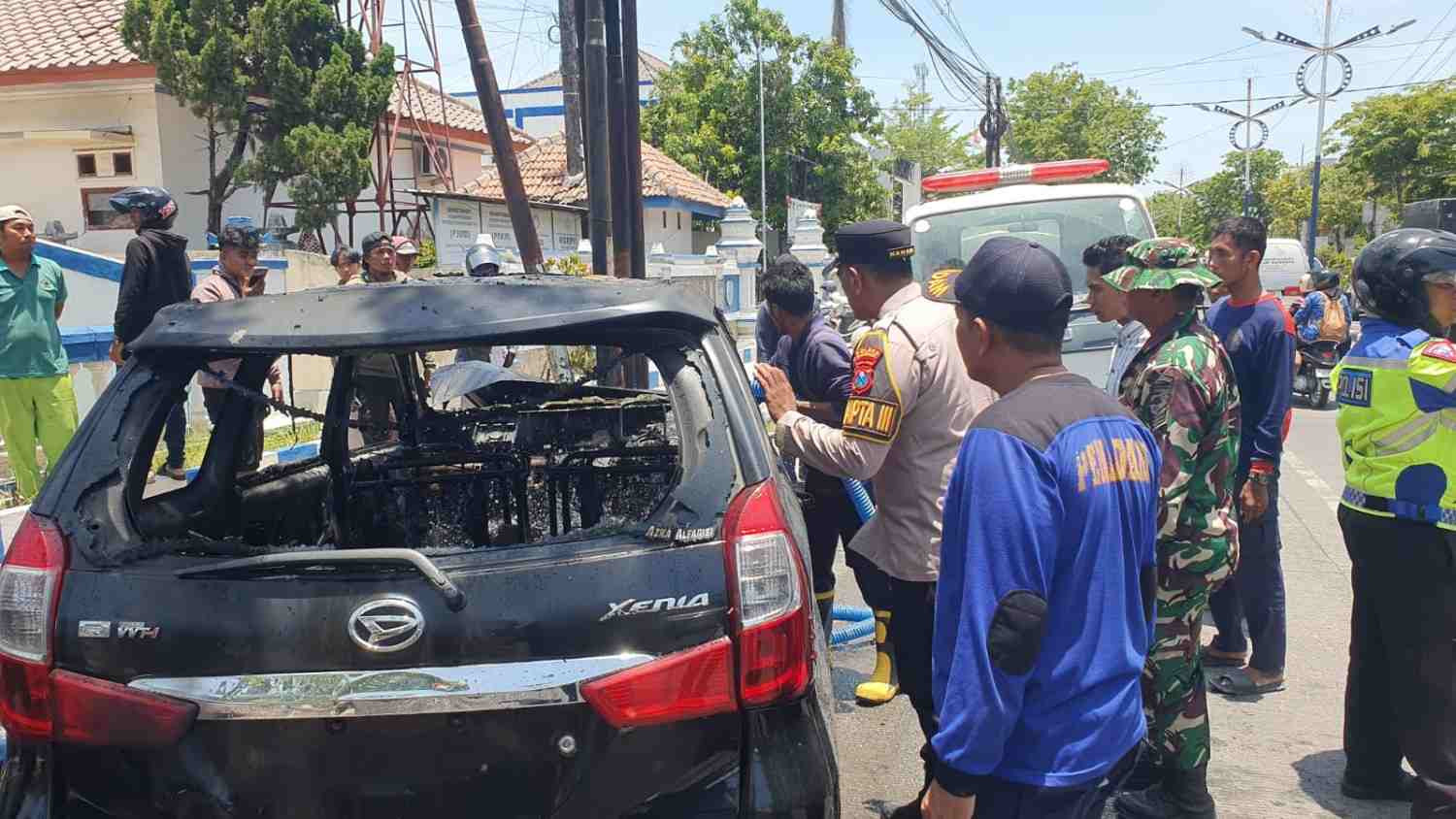 Xenia Hitam Terbakar Usai Keluar SPBU Pliyang, Dua Orang Luka-luka