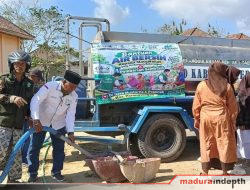 Penuhi Kebutuhan Warga Terdampak Kemarau, LAZISNU Kota Sumenep Terjunkan Bantuan Air di Dua Desa