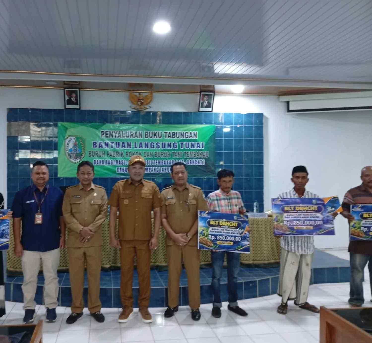 Buruh Rokok dan Tani Tembakau Sampang Mulai Terima Buku Tabungan BLT DBHCHT 2026