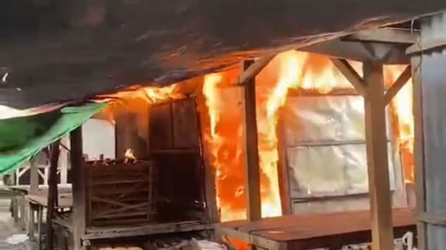 Pasar Tambelangan Sampang Dilalap Api, Tiga Lapak Pedagang Terbakar